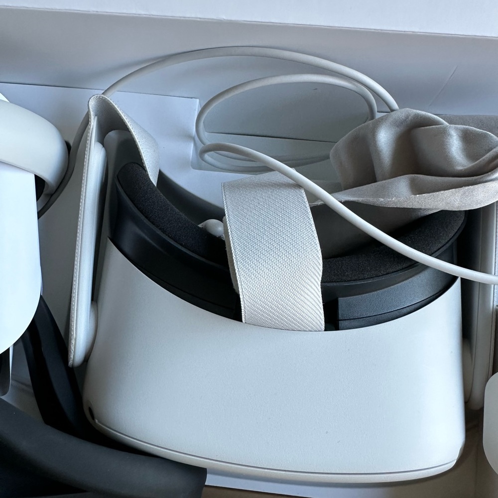 Meta Quest 2 advanced all in 1. Virtual reality headset. 128GB